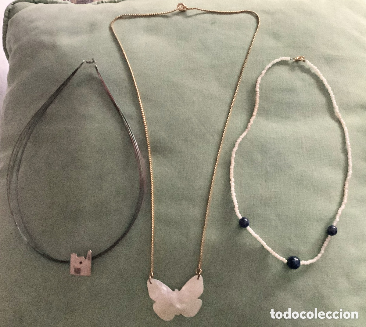 Joaillerie: Lote de dos originales colgantes y un collar de cuentas de perlitas