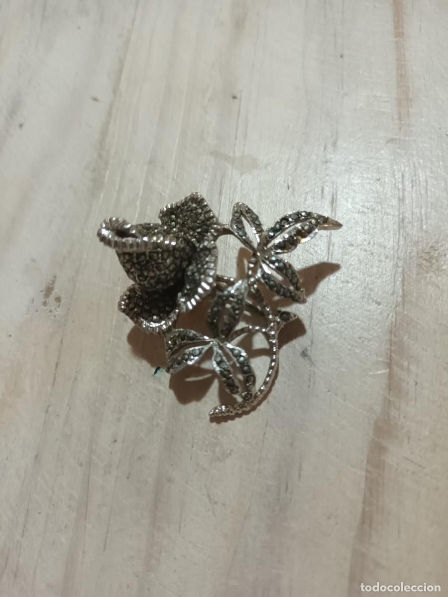 Joyeria: Broche vintage floral de metal plateado con piedras tipo marquesita &ndash; Rosa y hojas