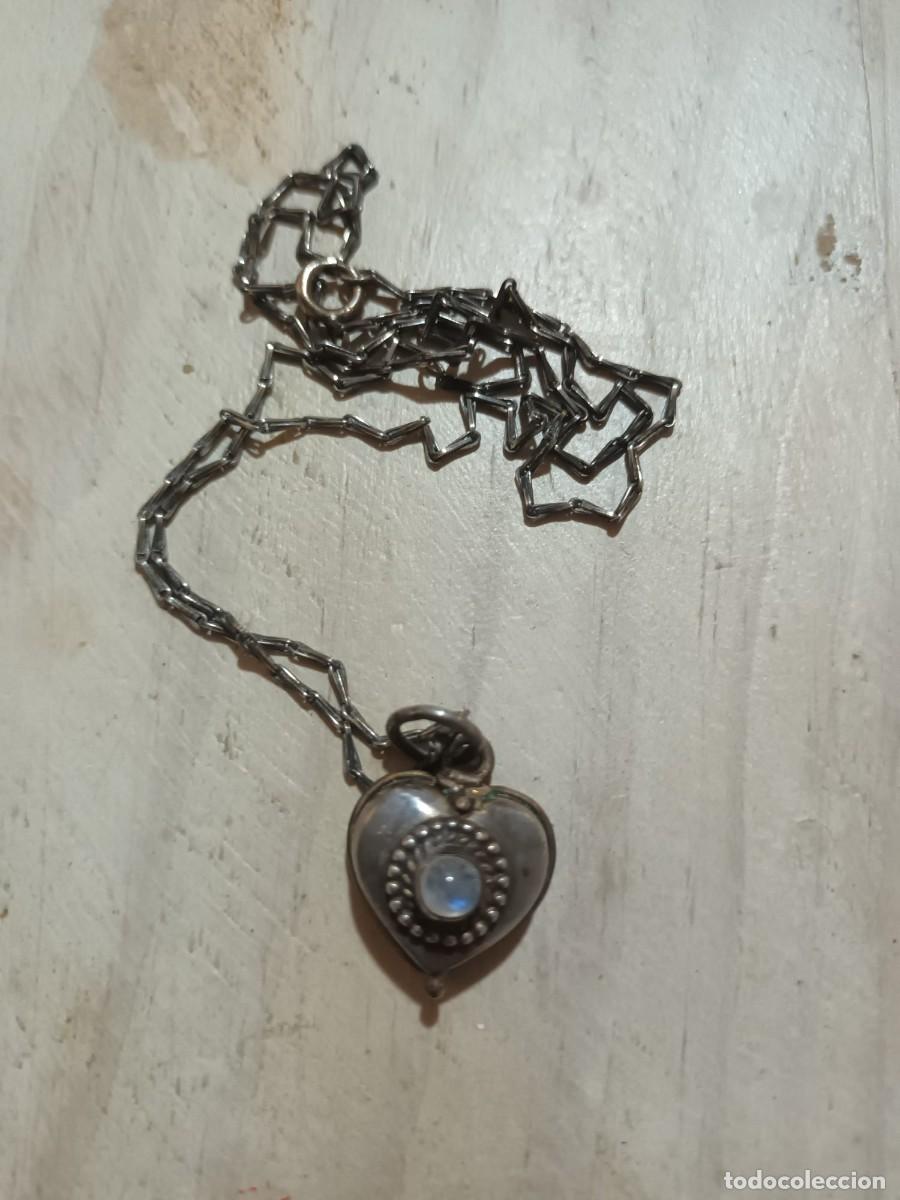 Gioielleria: Colgante relicario vintage en forma de coraz&oacute;n con cadena y cabuj&oacute;n central &ndash; Abatible