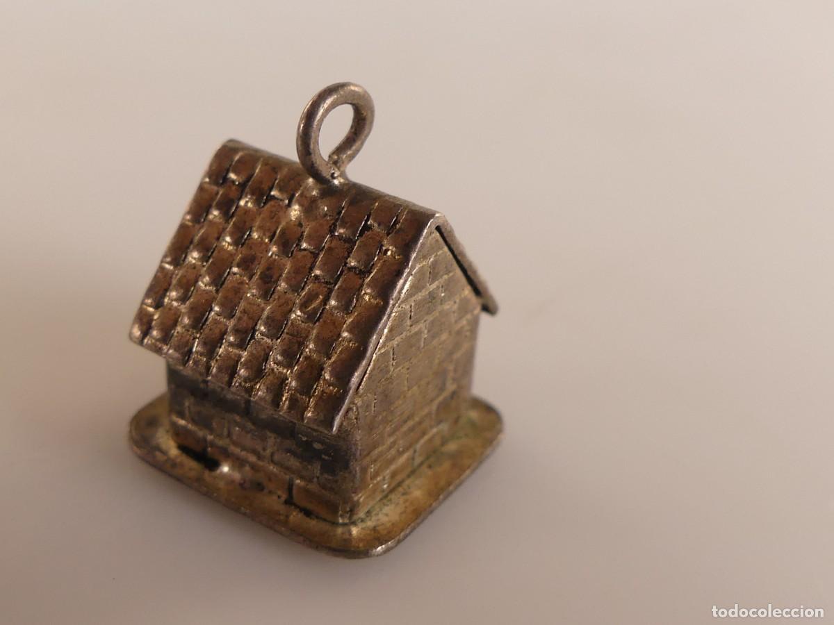Jewelry: INTERESANTE COLGANTE FORMA DE CASA HECHO DE METAL PLATEADO