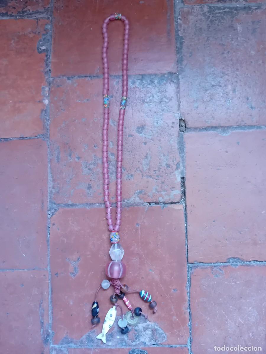 Joyeria: Collar chino con cuentas de cristal moneda yen y pez de hueso, siglo XX