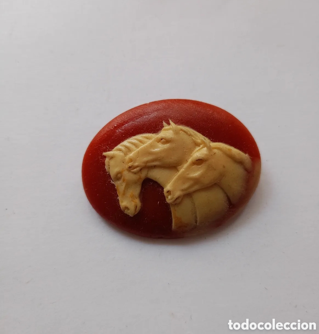 Joyeria: Broche camafeo caballos pasta color hueso y coral a&ntilde;os 70