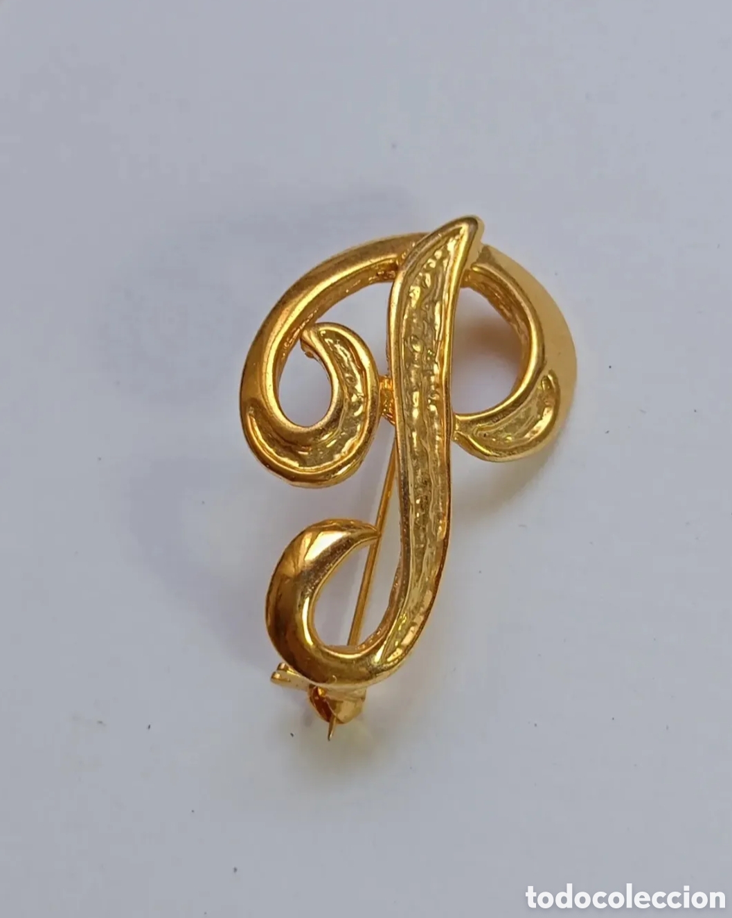 Joyeria: Antiguo broche letra inicial P chapado en oro a&ntilde;os 80