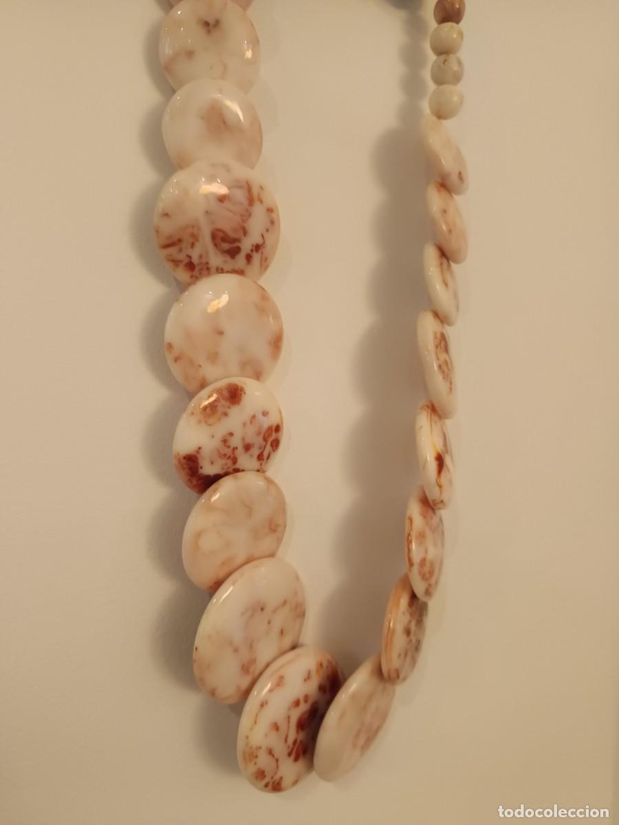 Joyeria: Collar de cuentas de resina con patr&oacute;n veteado estilo m&aacute;rmol en tonos blancos y rojizos
