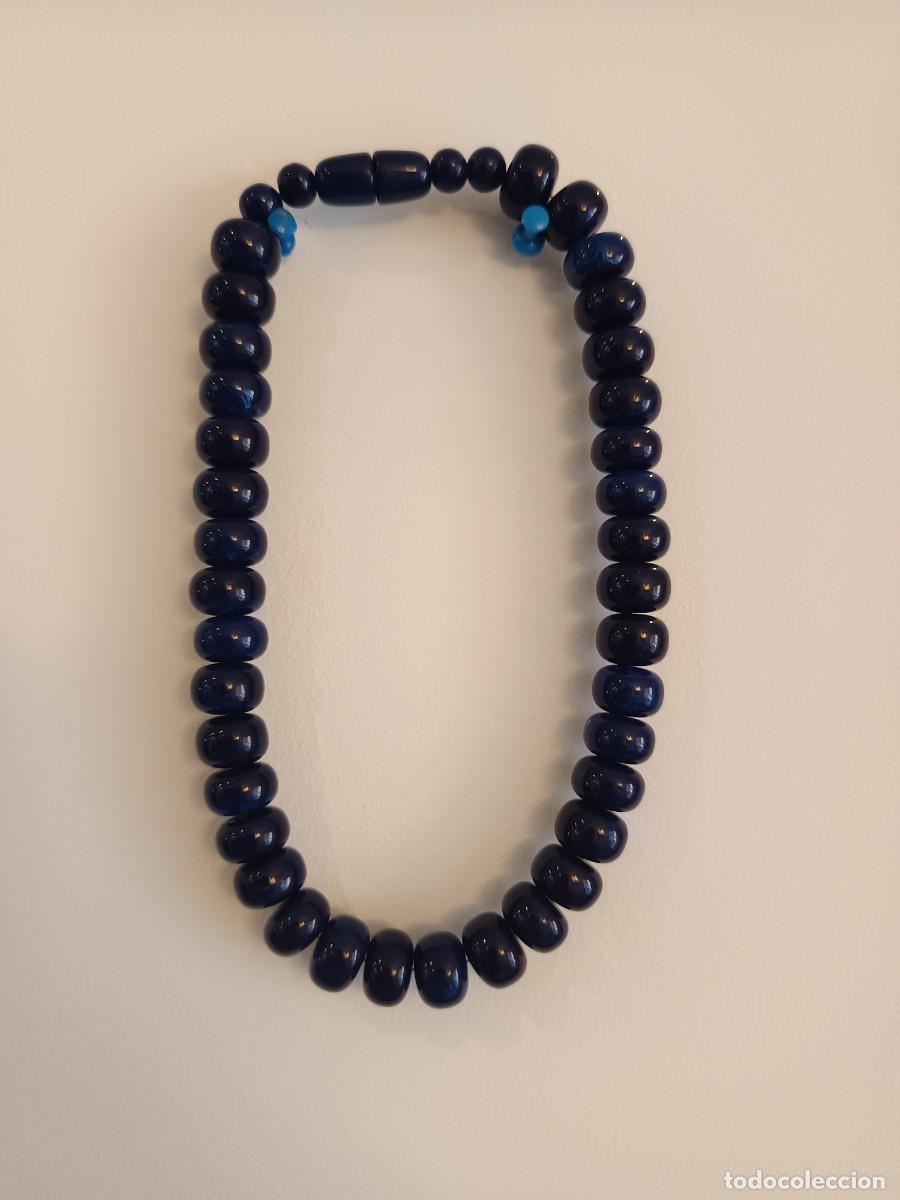 Joyeria: Gargantilla de cuentas de resina azul cobalto con un cierre magn&eacute;tico oculto