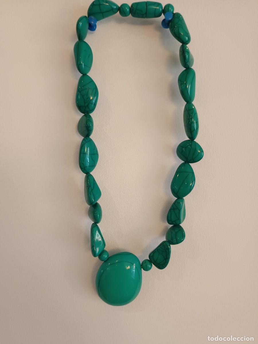 Joyeria: Collar de cuentas de resina verde turquesa con vetas negras.
