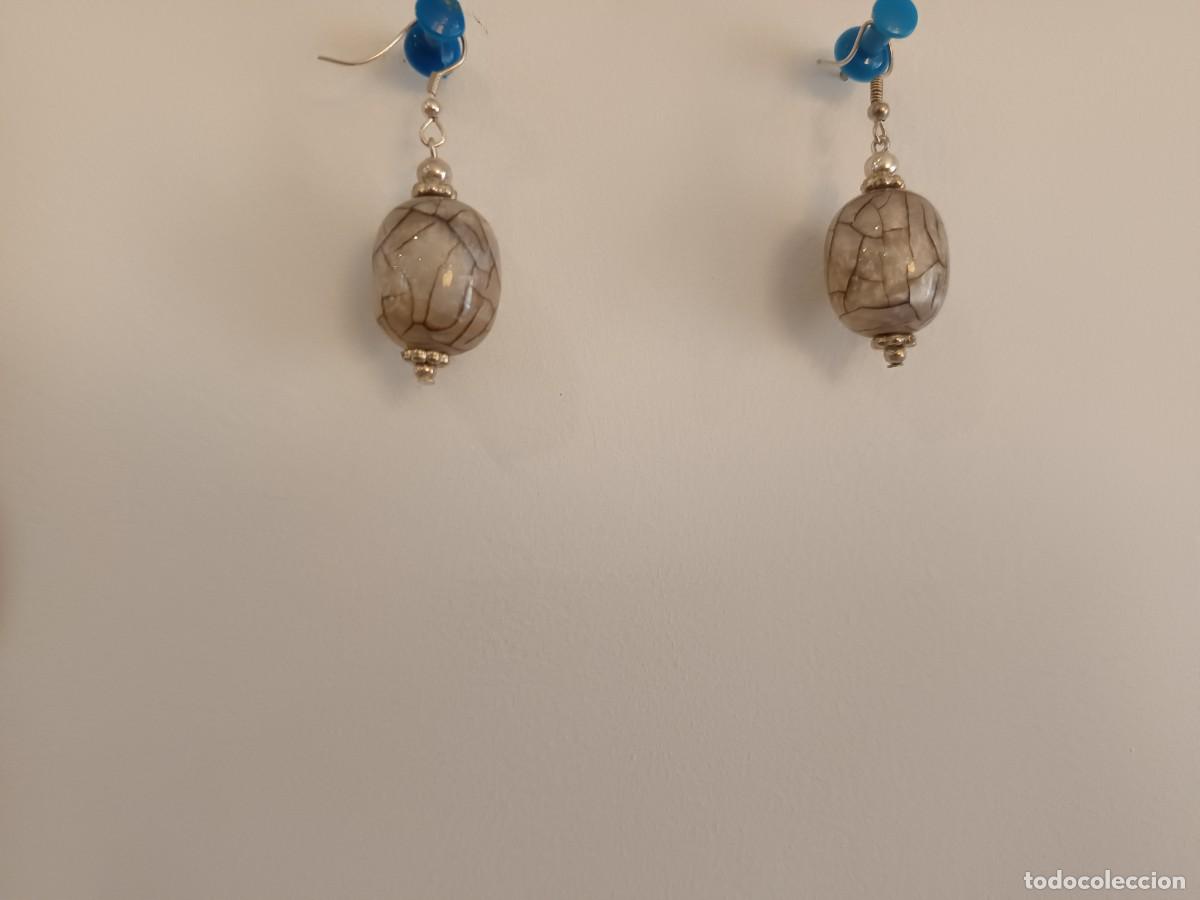 Joyeria: Pendientes colgantes plateados con cuentas de cuarzo craquelado de color beige o crema