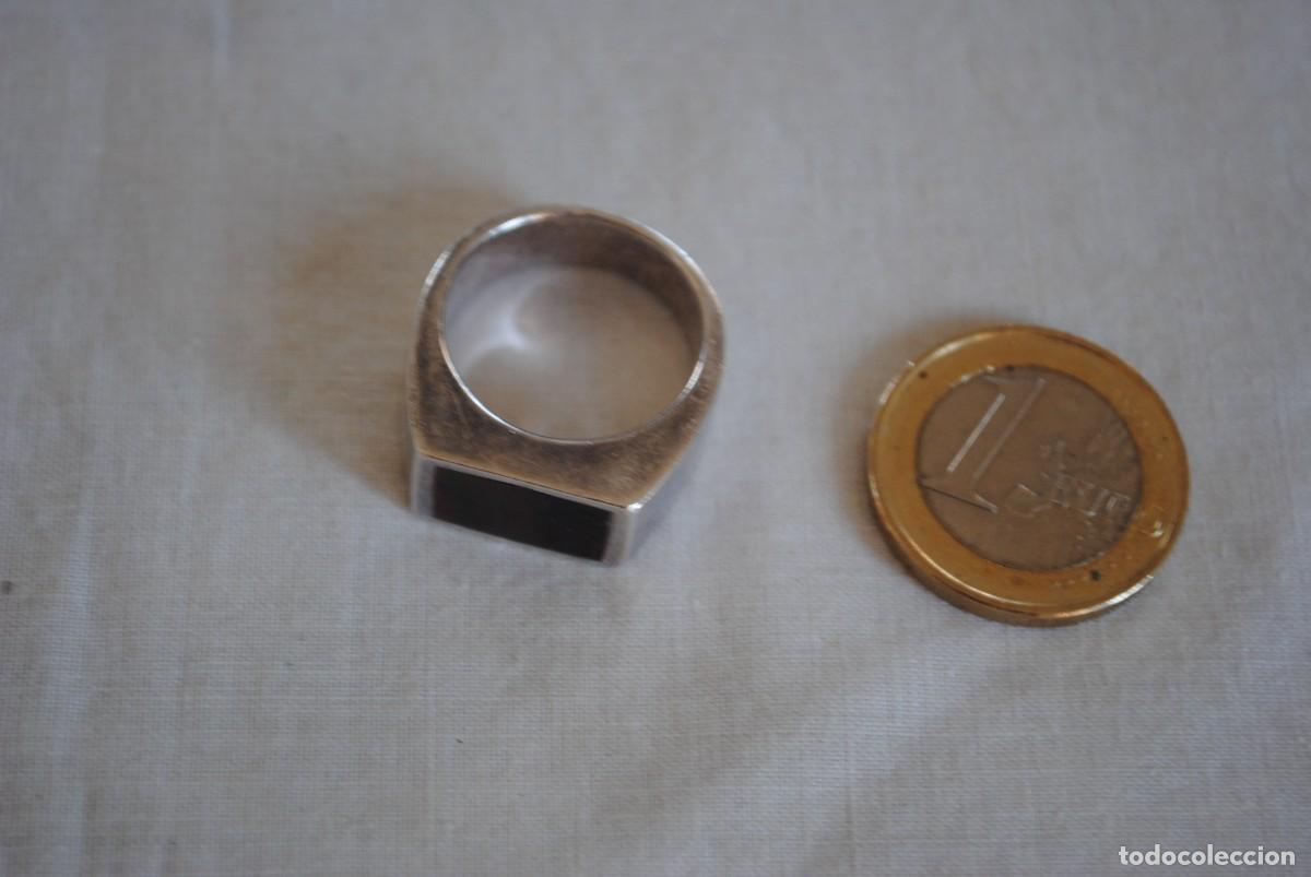 Joyeria: ANILLO DE PLATA CON ADORNO DE NACAR OSCURA .