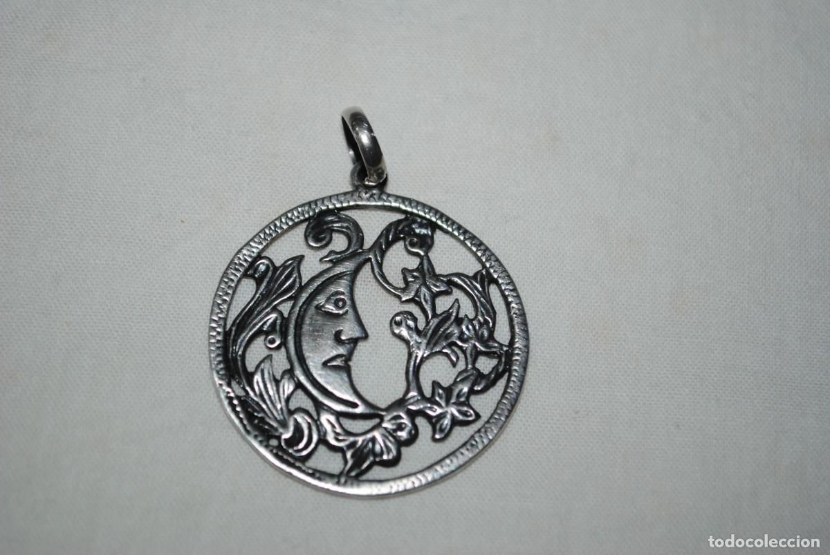 Jewelry: COLGANTE DE PLATA CON LA CARA DE LA LUNA .