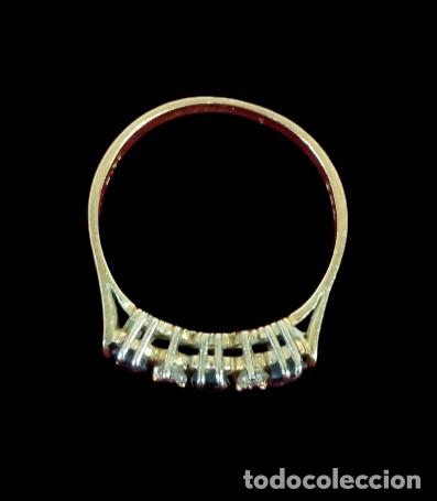 Joyeria: SORTIJA. ORO 18K, BRILLANTES Y ESMERALDAS (?). EUROPA. SIGLO XX.