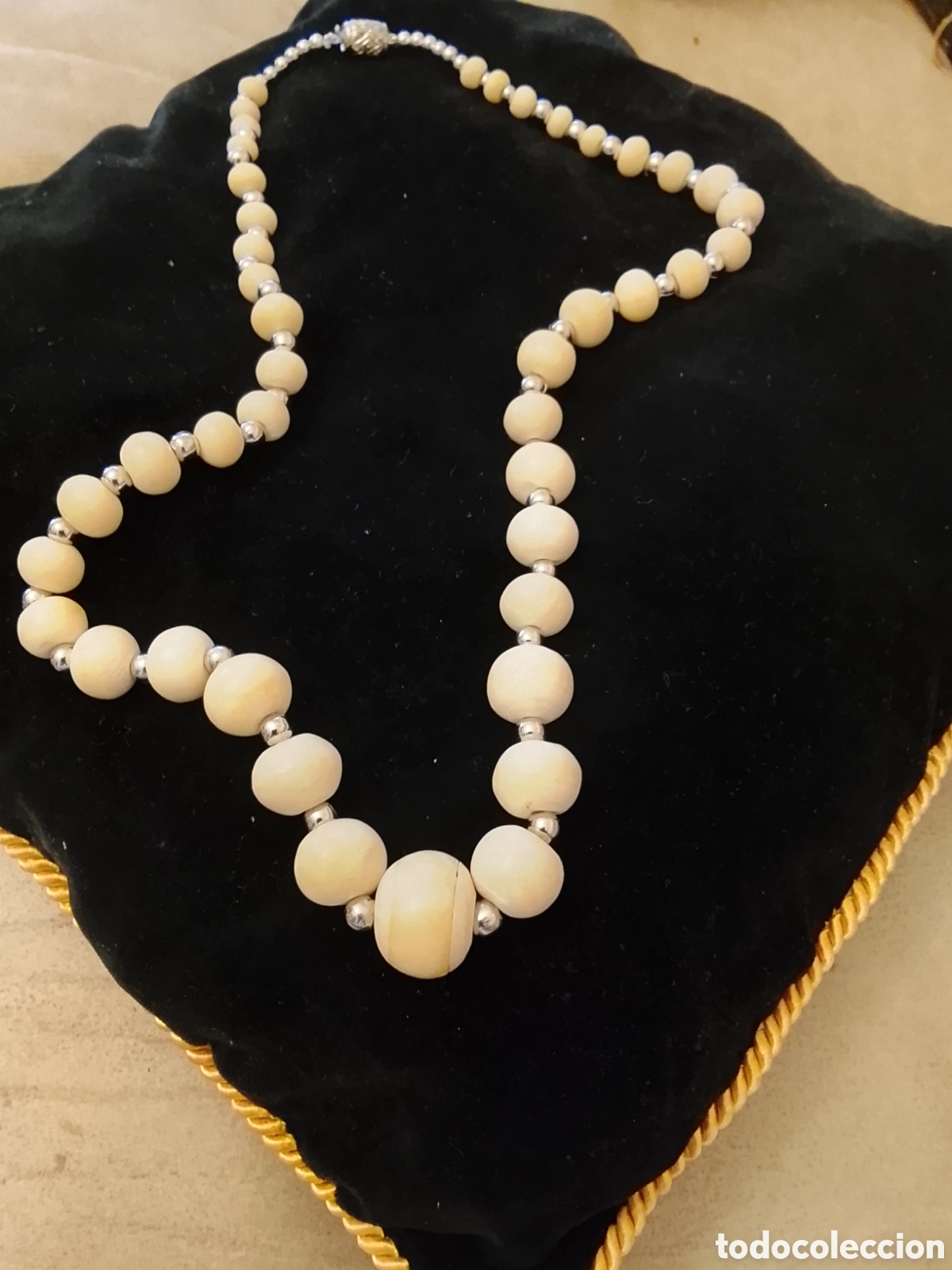 Joyeria: Antiguo collar &eacute;tnico ,es de hueso ,posible marfil .Mide 60 cent&iacute;metros