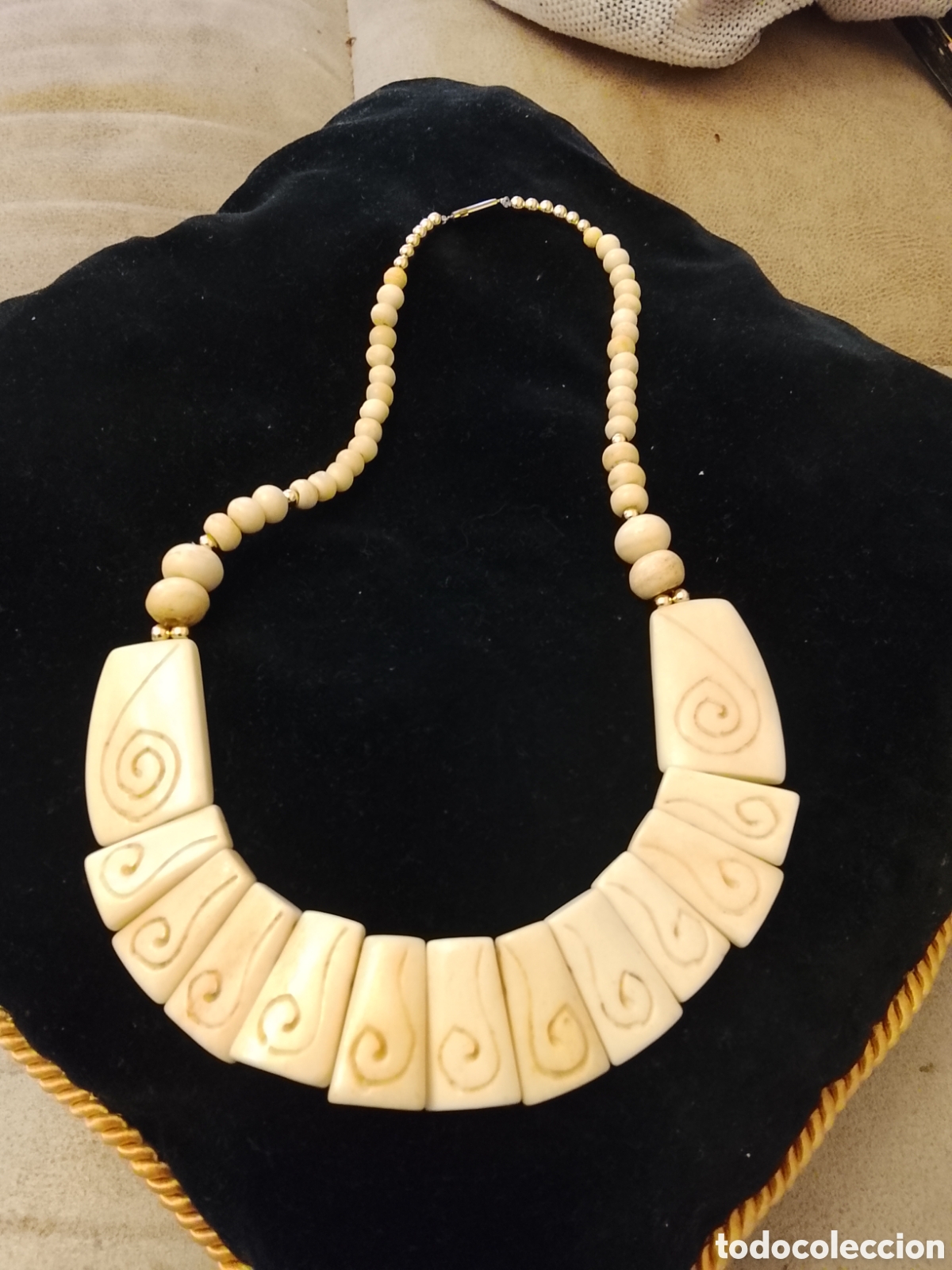 Joyeria: Antiguo collar &eacute;tnico artesano de hueso labrado .Mide 44 cent&iacute;metros .Posible marfil