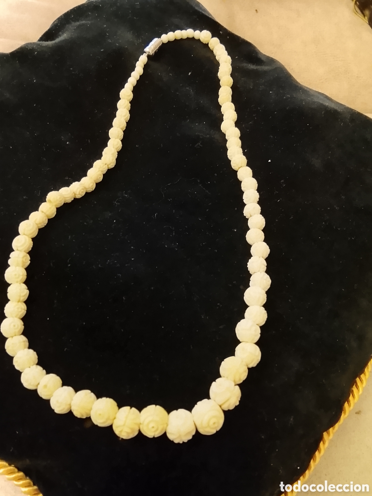 Joyeria: Collar &eacute;tnico artesanal ,de hueso .Sus cuentas est&aacute;n totalmente talladas .Mide 48 cent&iacute;metros ,