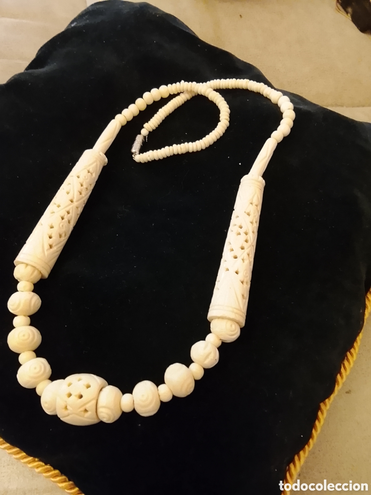 Joyeria: Collar &eacute;tnico de hueso tallado . Mide 62 cent.Posible marfil