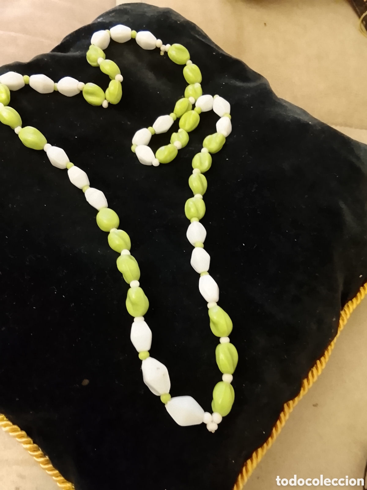 Joyeria: Antiguo collar de cristal de murano ,sus cuentas son torneadas,es bicolor ,y mide 65 cent&iacute;metros .