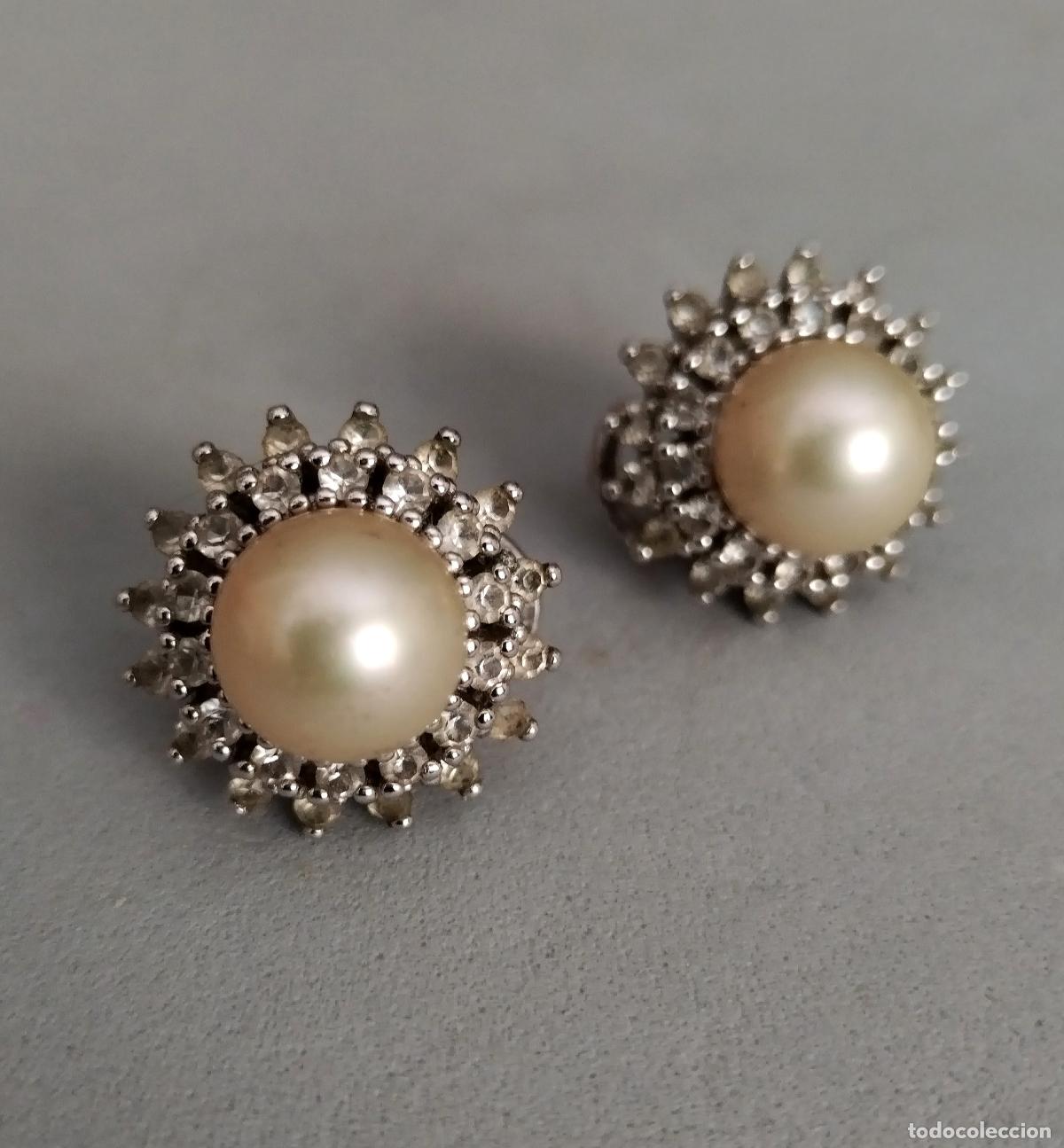 Joyeria: Antiguos pendientes de plata de ley contrastada con perlas, y circonitas, cierre de omega.