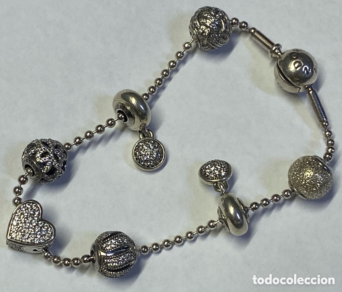 Joyeria: Pulsera pandora essence de plata 925, con 7 charms. 19 cm aprox. Como nueva.