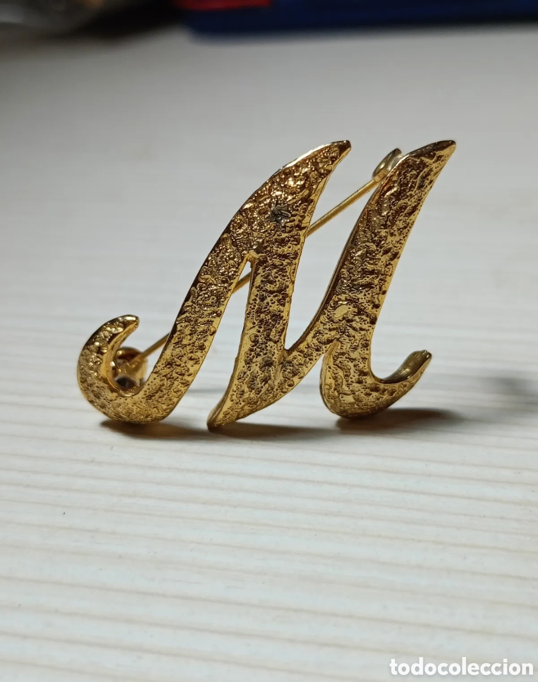Schmuck: Broche inicial letra M chapado en oro 4x3cm
