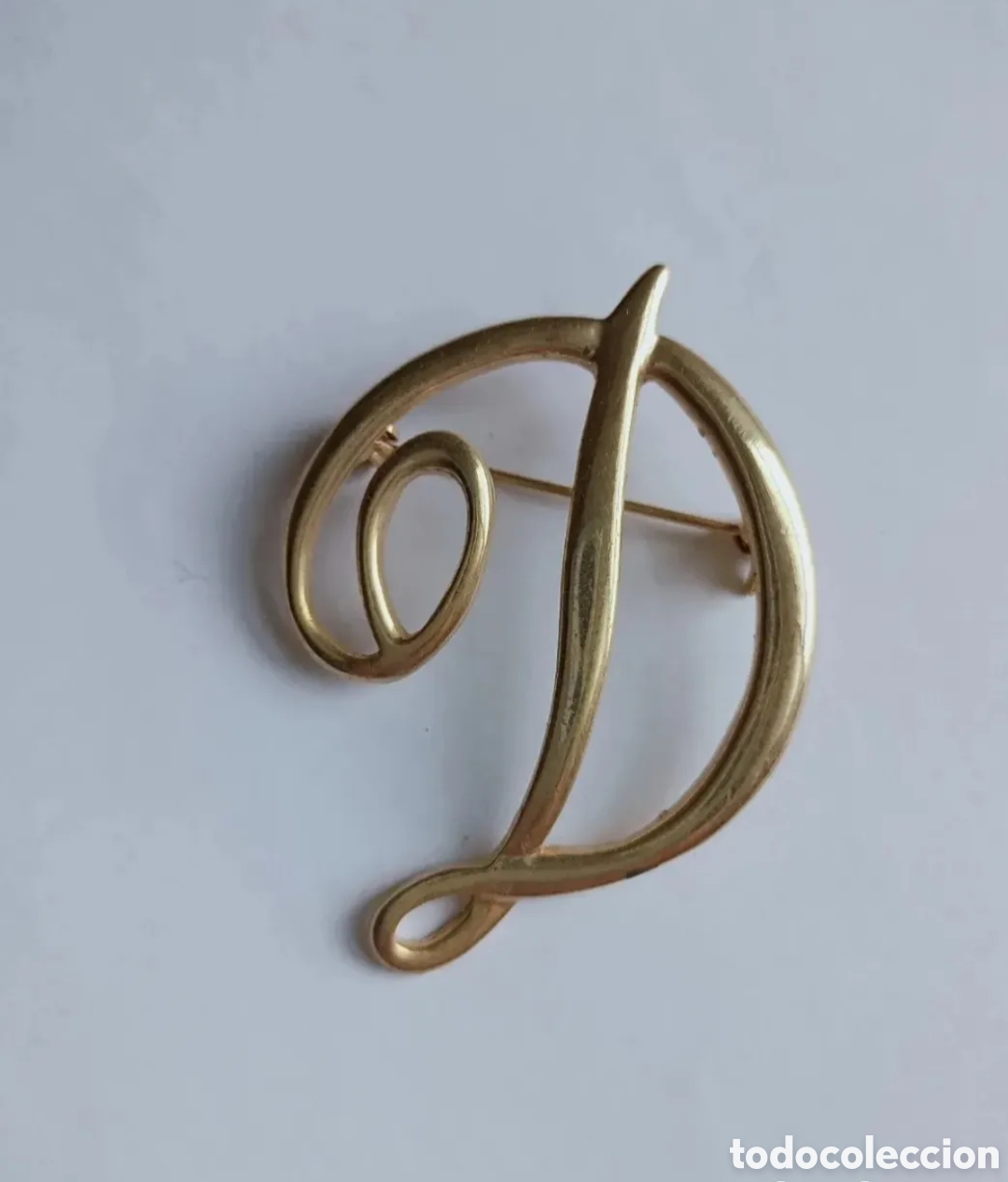 Schmuck: Broche inicial letra D chapado oro 6x4cm