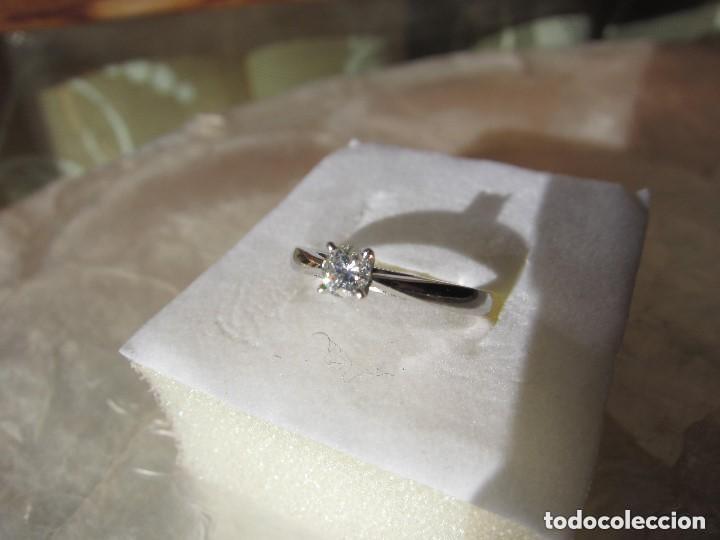 Joyeria: Solitario de oro blanco y diamante natural talla brillante