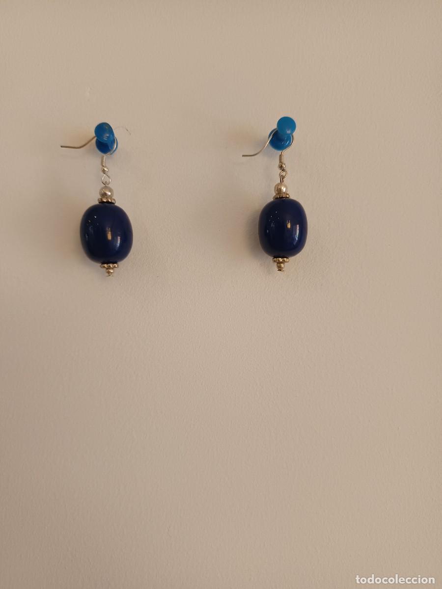Joyeria: Pendientes de piedra azul con detalles en tono plateado.&nbsp;