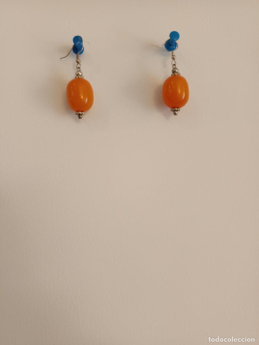 Joyeria: Pendientes colgantes de color naranja con cuentas de resina y fornitura de metal plateado
