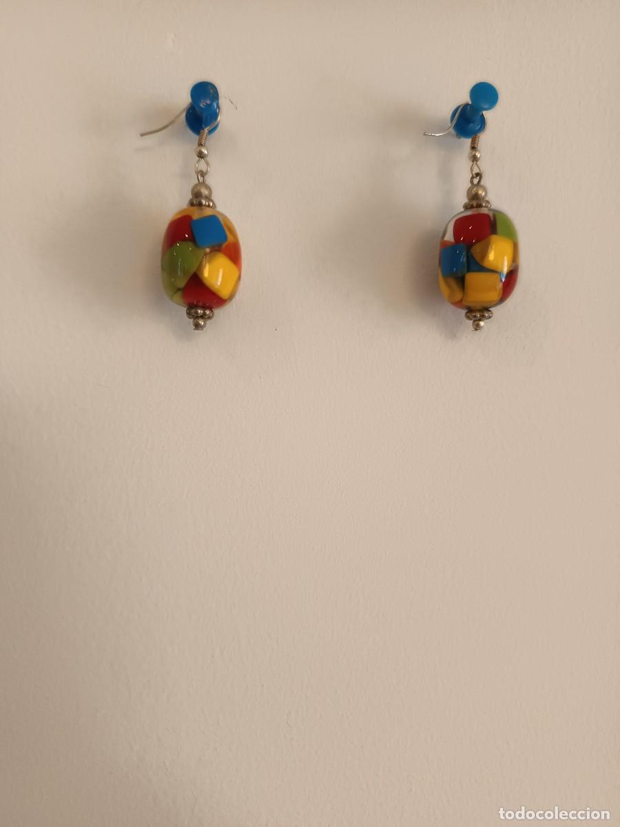 Joyeria: Pendientes colgantes de color naranja con cuentas de resina y fornitura de metal plateado