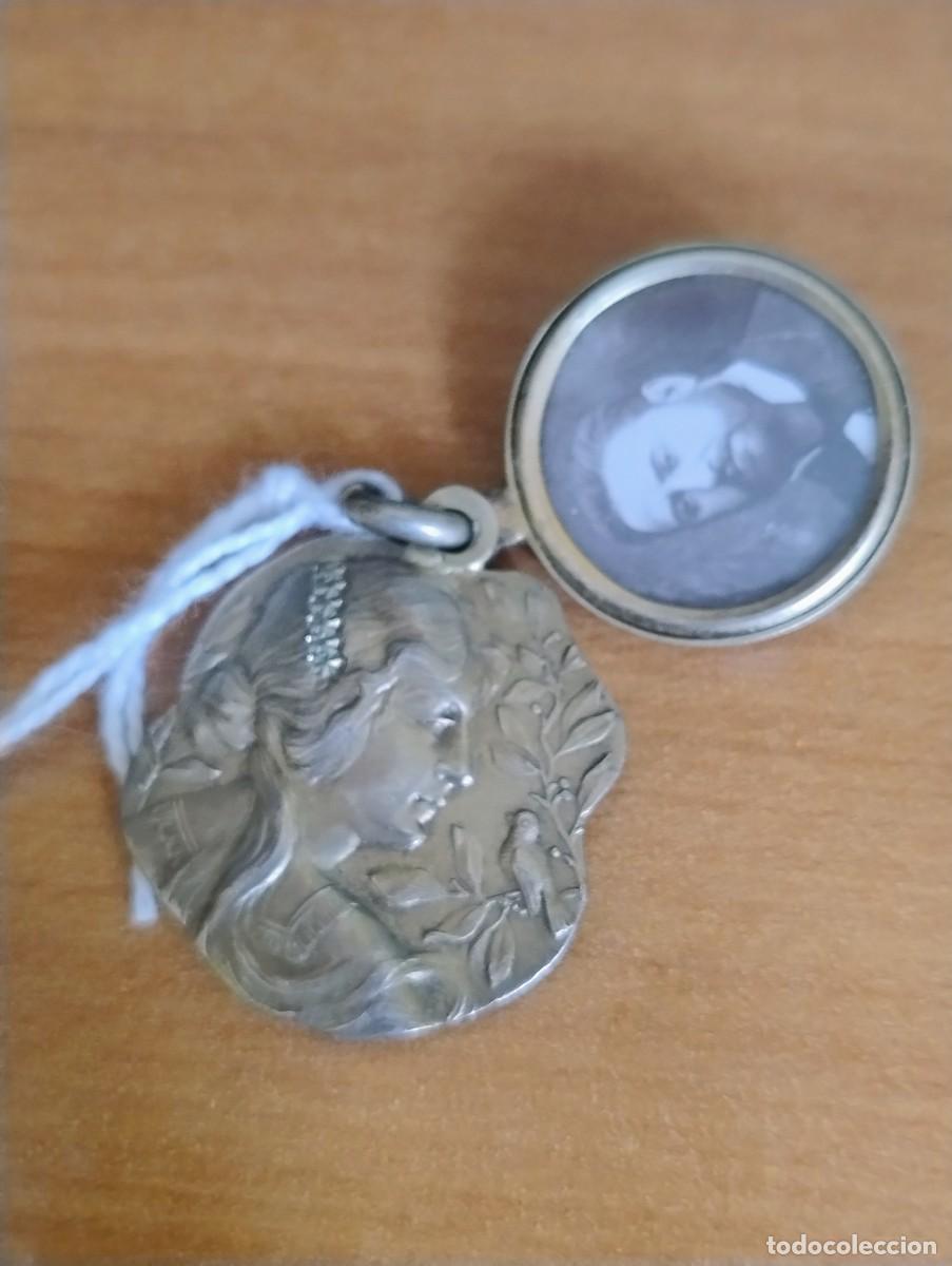 Joyeria: Curioso colgante modernista portafotos. Medall&oacute;n corredizo Art Nouveau