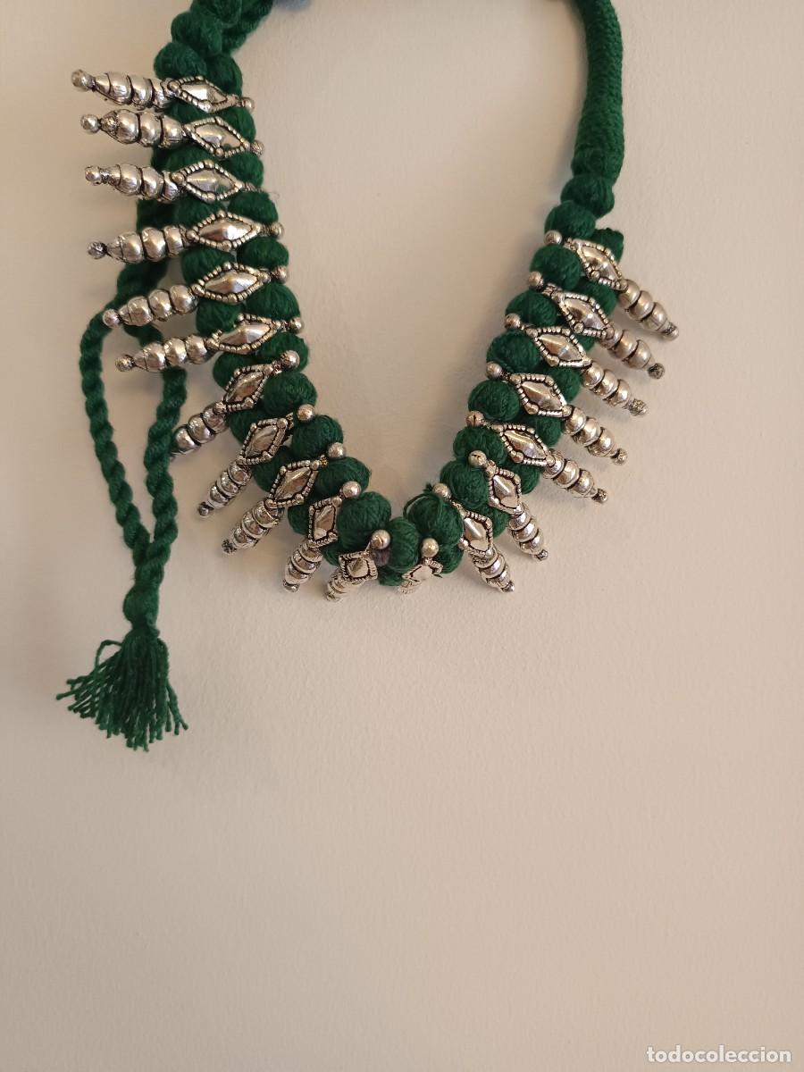 Joyeria: Collar banjara de hilo de algod&oacute;n verde y metal plateado