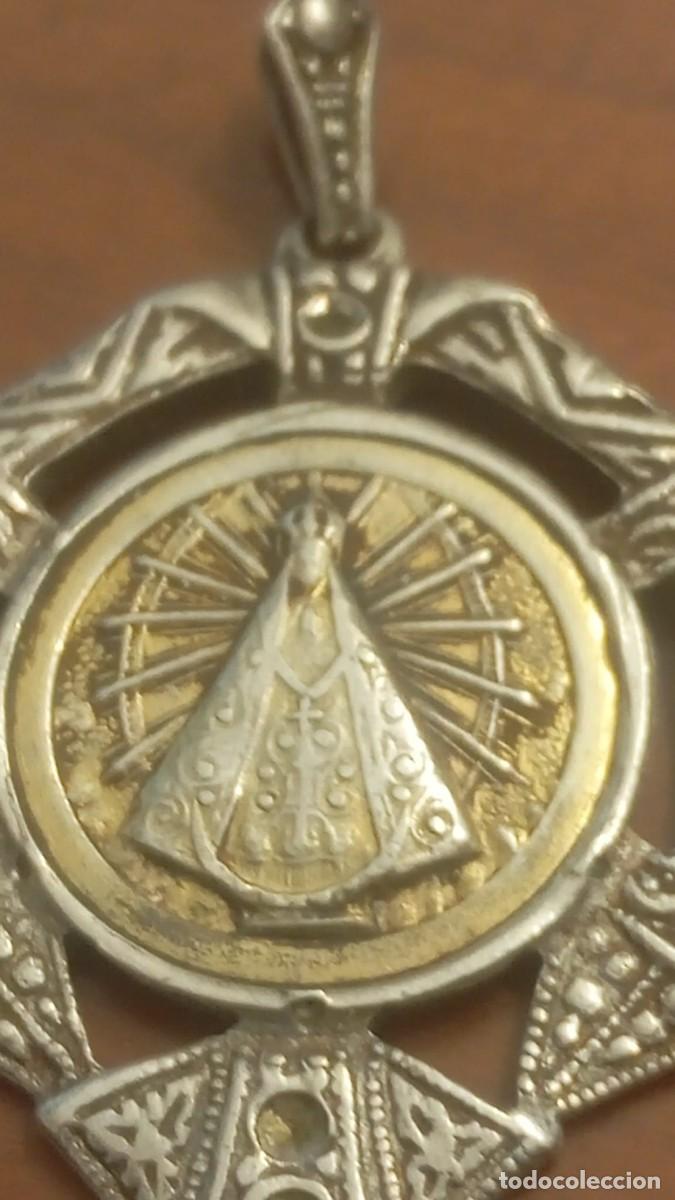 Joyeria: Broche devocional de la Virgen de Luj&aacute;n. Plata y ba&ntilde;o oro. - Foto 2