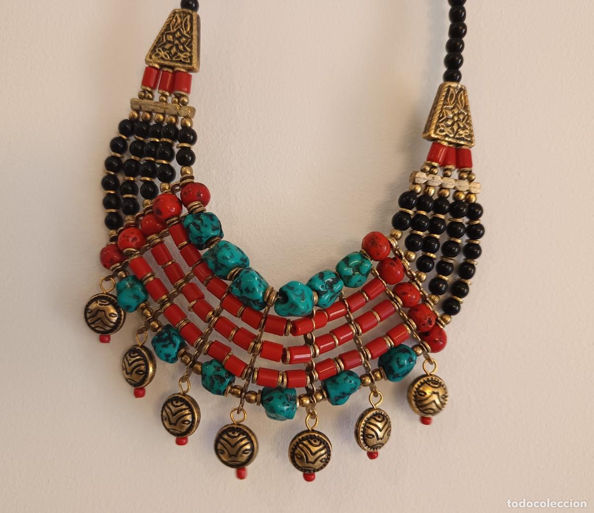 Joyeria: Collar tibetano con m&uacute;ltiples vueltas de cuentas rojas, turquesas y negras, con detalles dorados