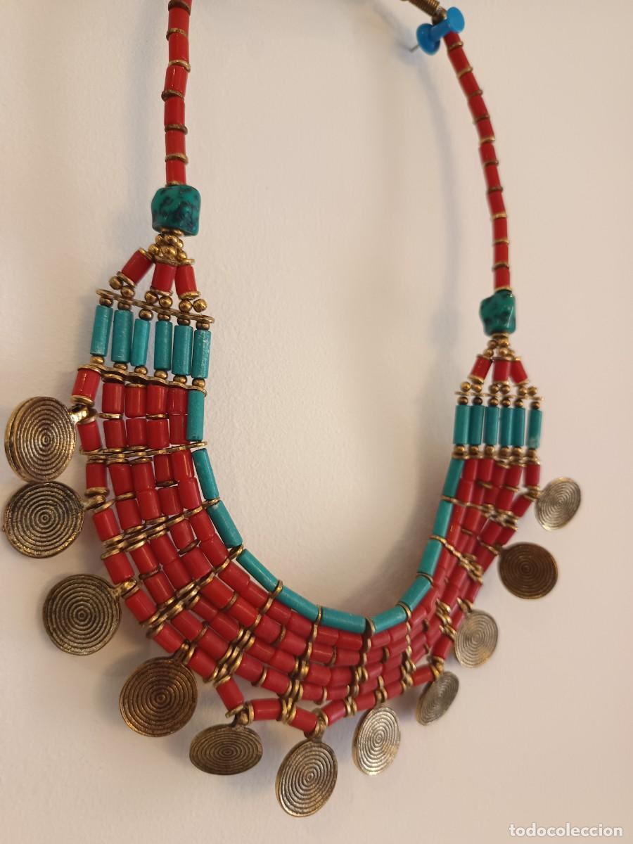 Joyeria: Collar nepal&iacute; de varias hebras de cuentas rojas y turquesas con detalles met&aacute;licos dorados