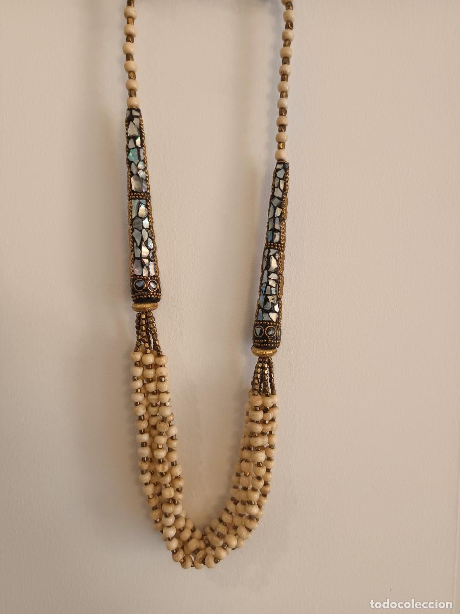 Joyeria: Collar tribal con cuentas de color crema y detalles de metal con incrustaciones de madreperla
