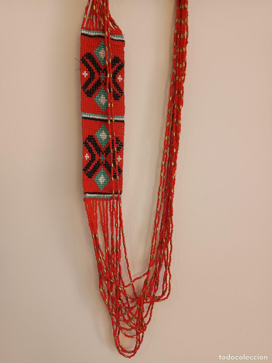 Joyeria: Collar de chaquira artesanal rojo con patr&oacute;n geom&eacute;trico &eacute;tnico y detalles en negro y blanco.