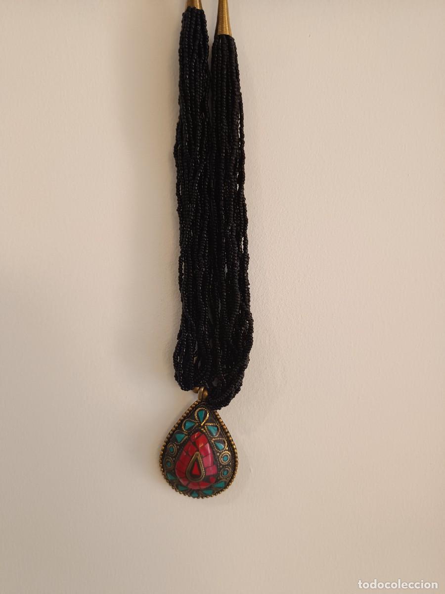 Joyeria: Collar tibetano artesanal con cuentas de rocalla negras y un colgante con incrustaciones