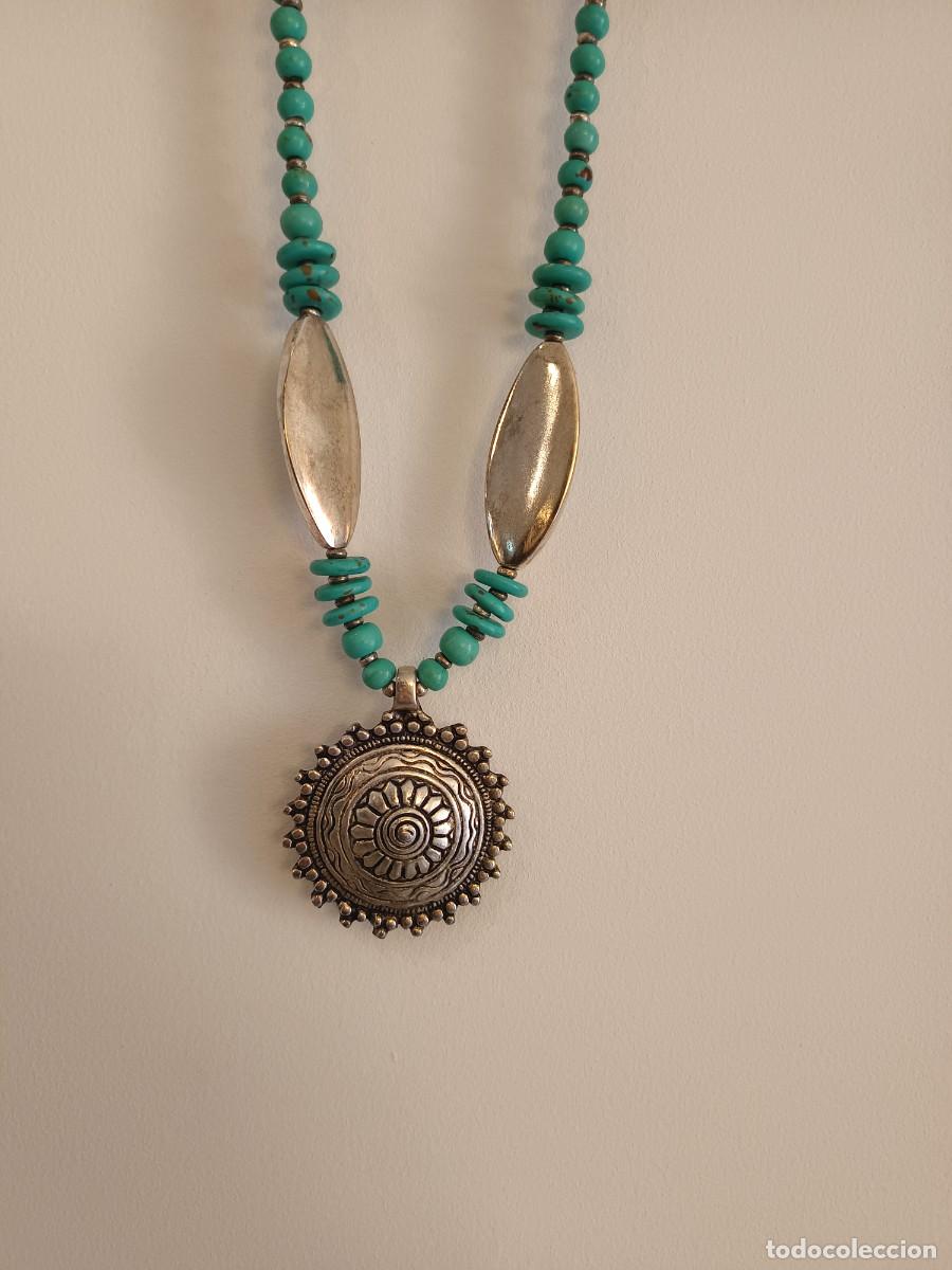 Joyeria: Collar de estilo artesanal con cuentas de turquesa y colgante de metal plateado