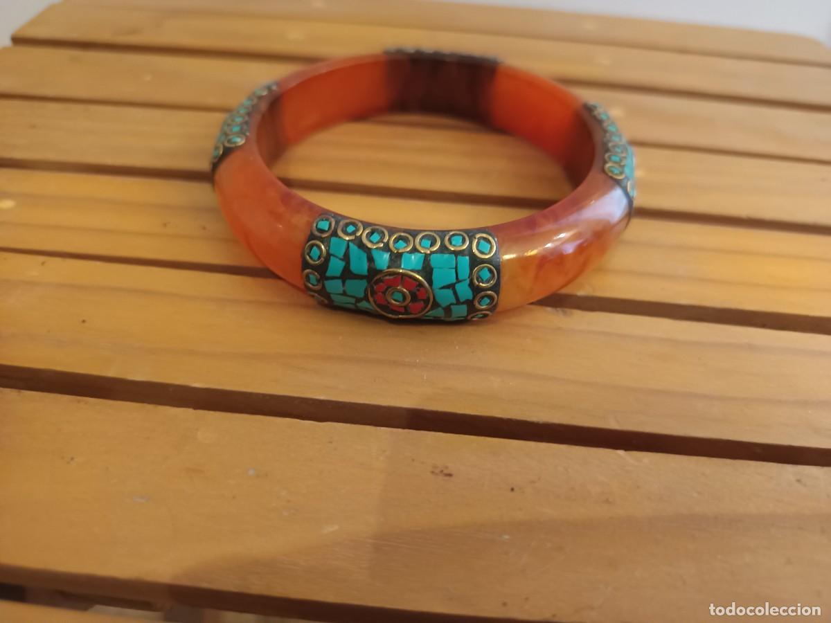 Joyeria: Pulsera - Brazalete de nepal&iacute; de resina con incrustaciones de turquesa y metal