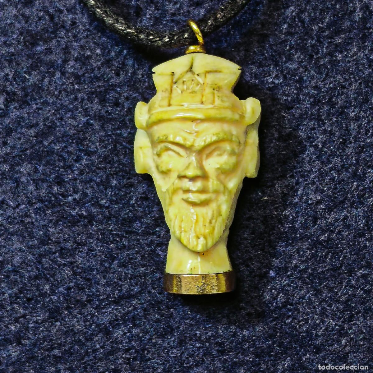 Joyeria: COLGANTE DE ORO AMARILLO CON CABEZA MANDARIN EN HUESO CON BASE DE ORO. MED. 38 X 15 MM. ORO 18 KTES.