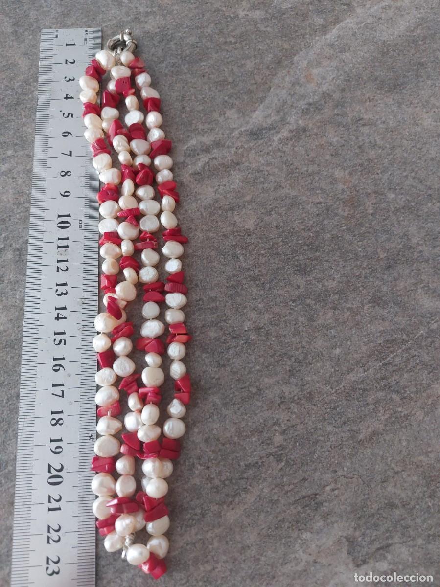 Joyeria: Pulsera multihilo con perlas barrocas de agua dulce y fragmentos de coral rojo.