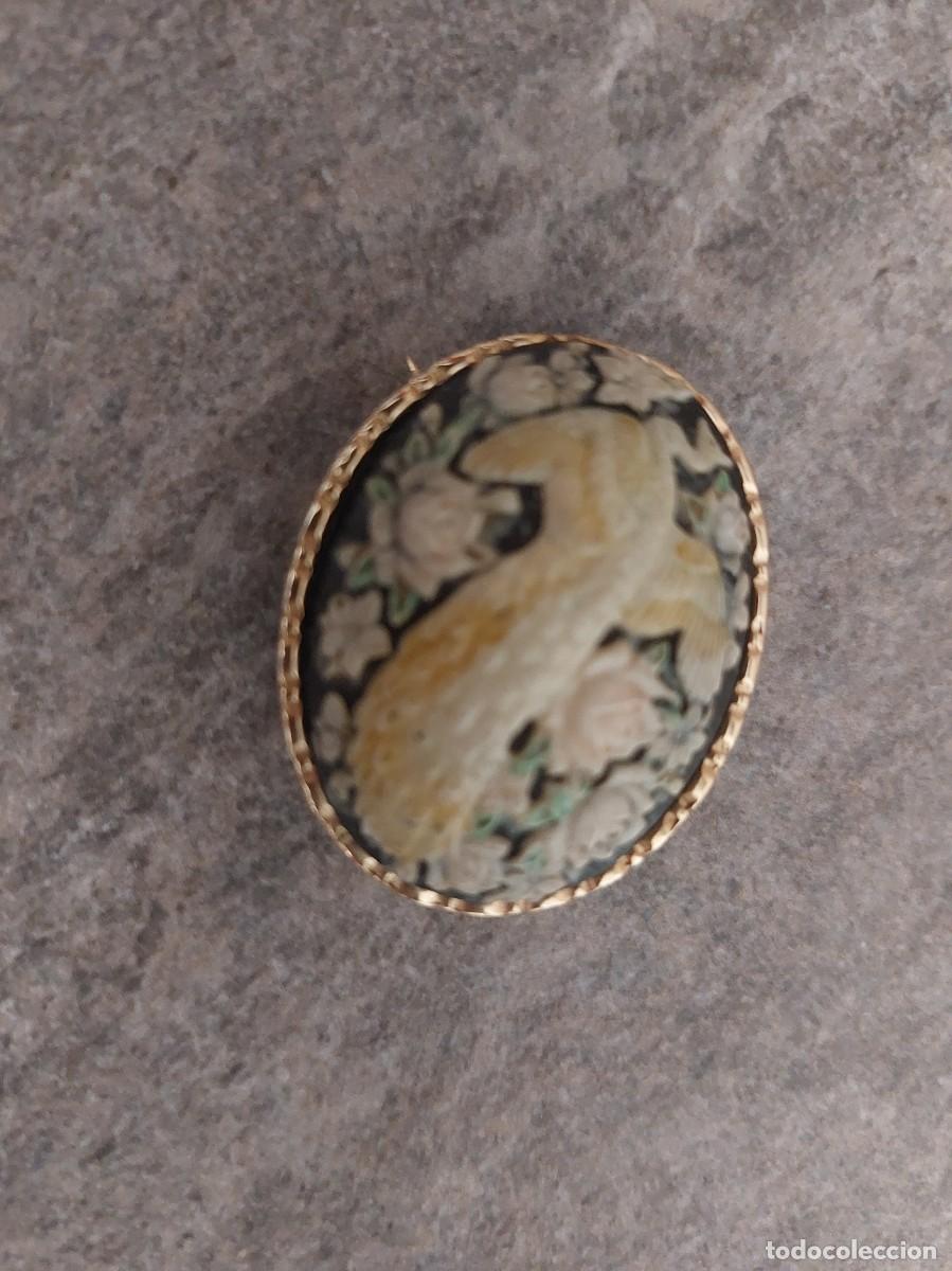 Joyeria: Broche - colgantes camafeo antiguo presenta un pavo real tallado entre flores.