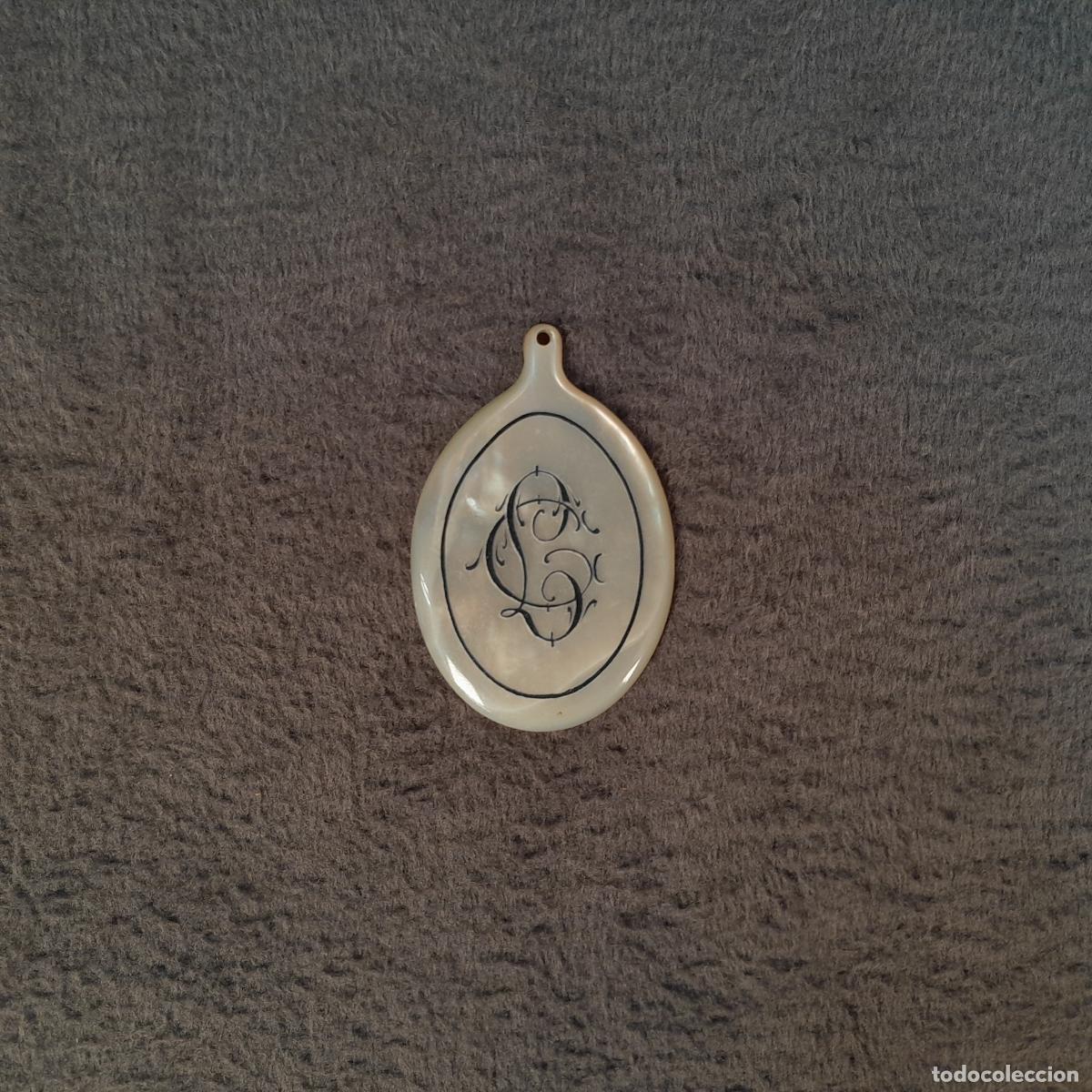Joyeria: COLGANTE DE NACAR CON MONOGRAMA GRABADO. SIGLO XIX