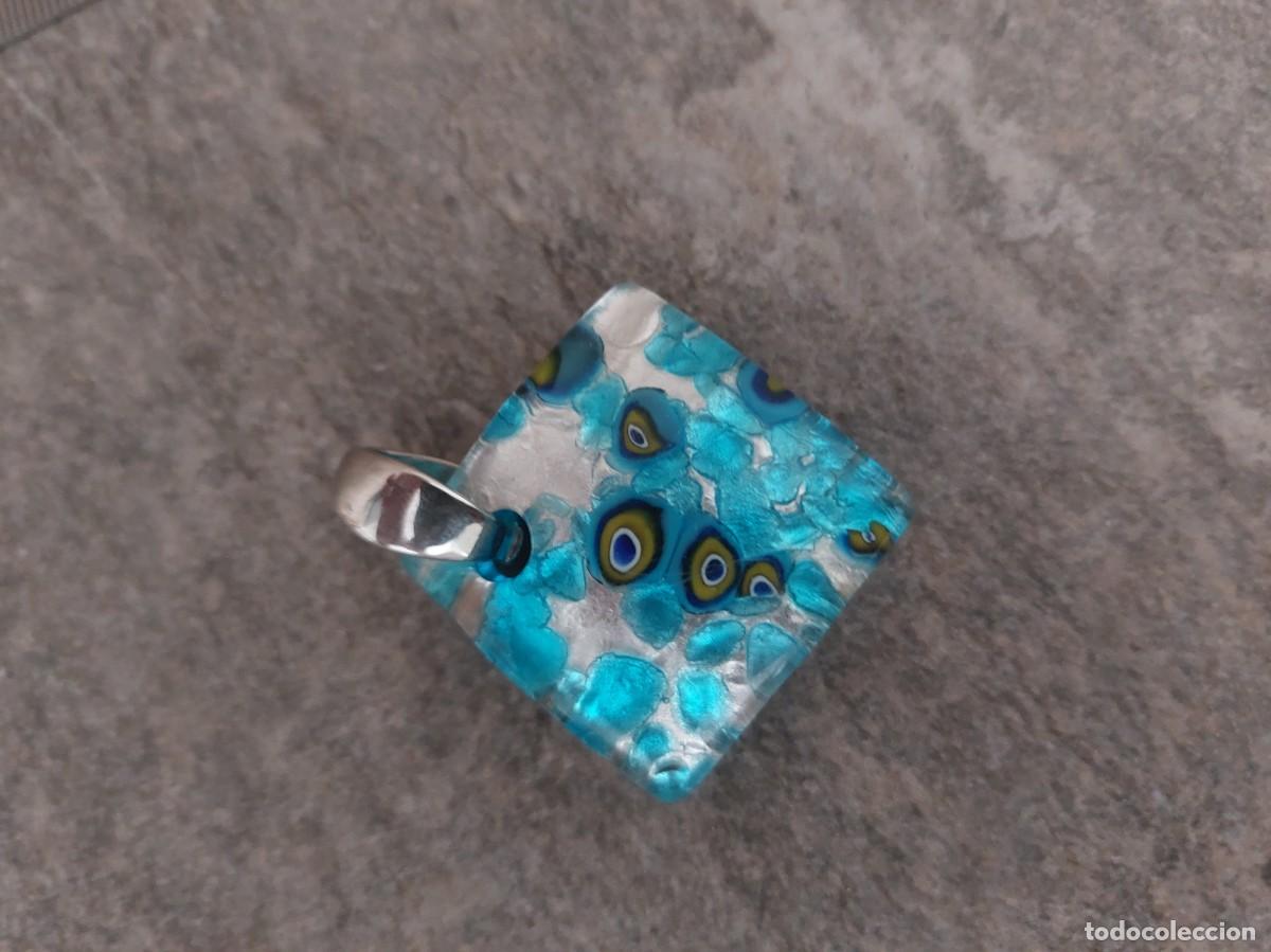 Joyeria: Colgante cuadrado est&aacute; hecho a mano con cristal de Murano y detalles en azul y dorado.