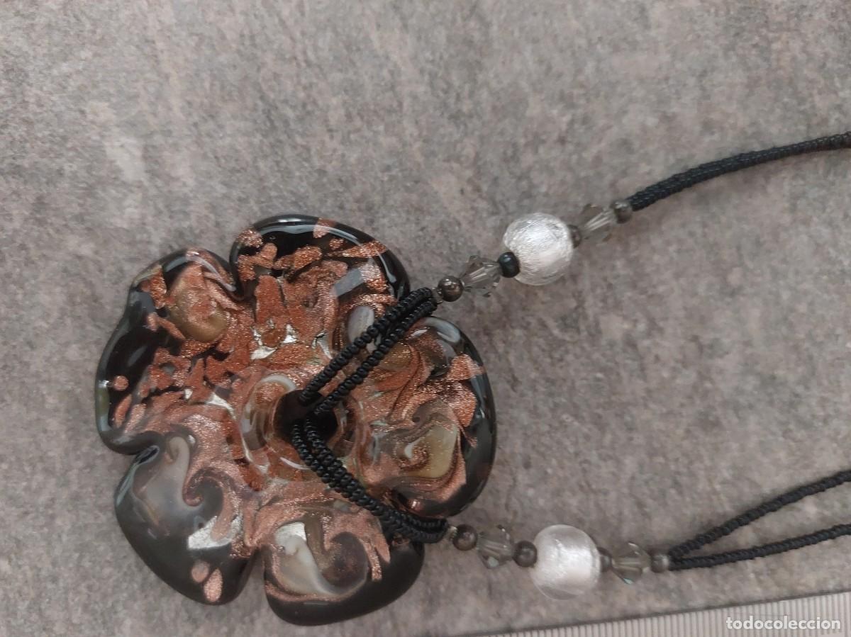 Joyeria: Un collar con un colgante de cristal art&iacute;stico en forma de flor, que recuerda al cristal de Murano.
