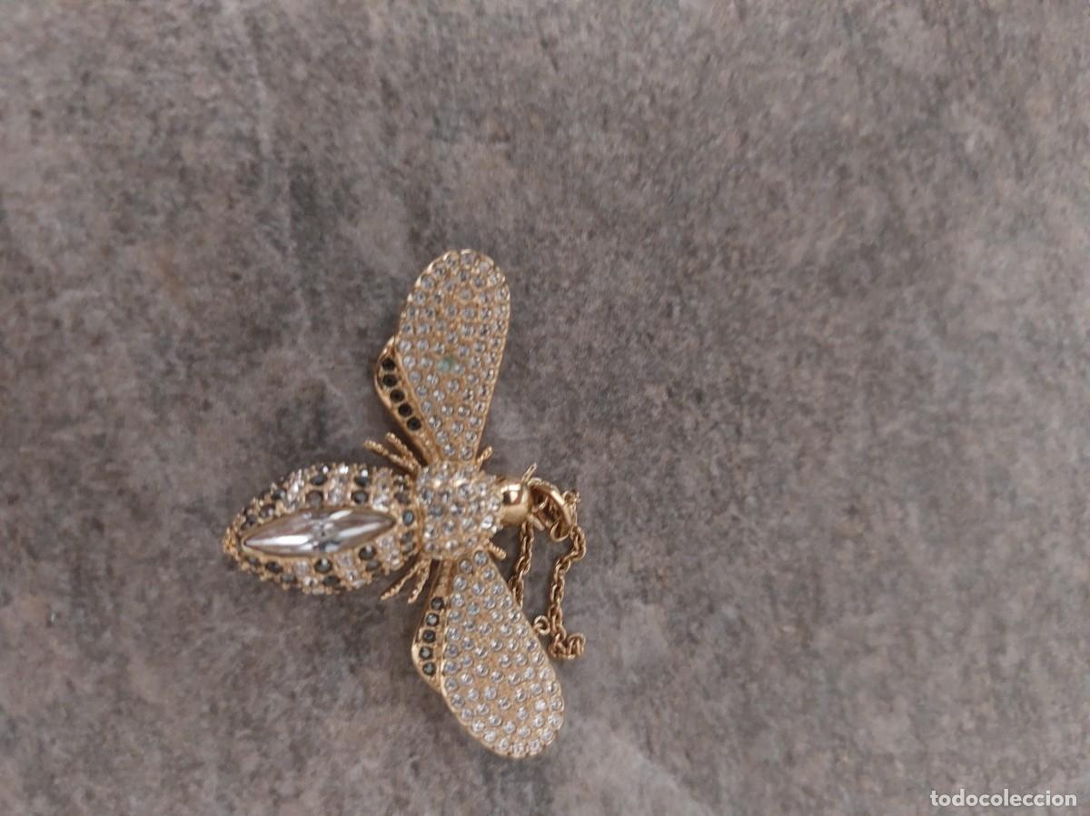 Joyeria: Colgante de abeja en tono dorado, adornado con multitud de brillantes pedrer&iacute;a y cristales Swarovski