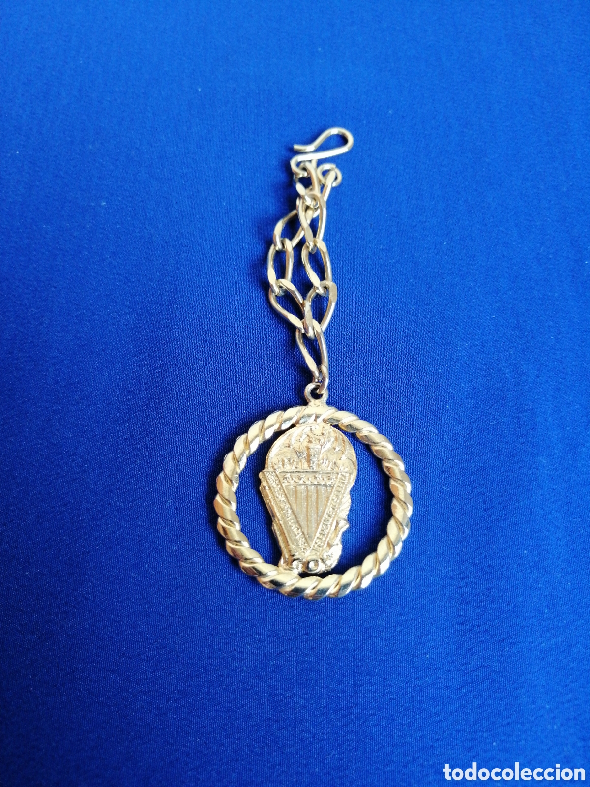 Joyeria: VIRGEN DE LA CABEZA N&Uacute;MERO 282 COLGANTE PARA CHAQUETA COLOR DORADO