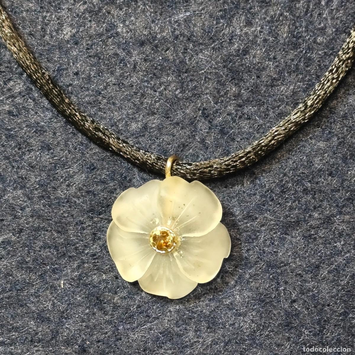 Joyeria: COLGANTE DE ORO AMARILLO CON FLOR DE CUARZO BLANCO Y DIAMANTE AMARILLO PES0 0,15 CTS. ORO 18 KTES