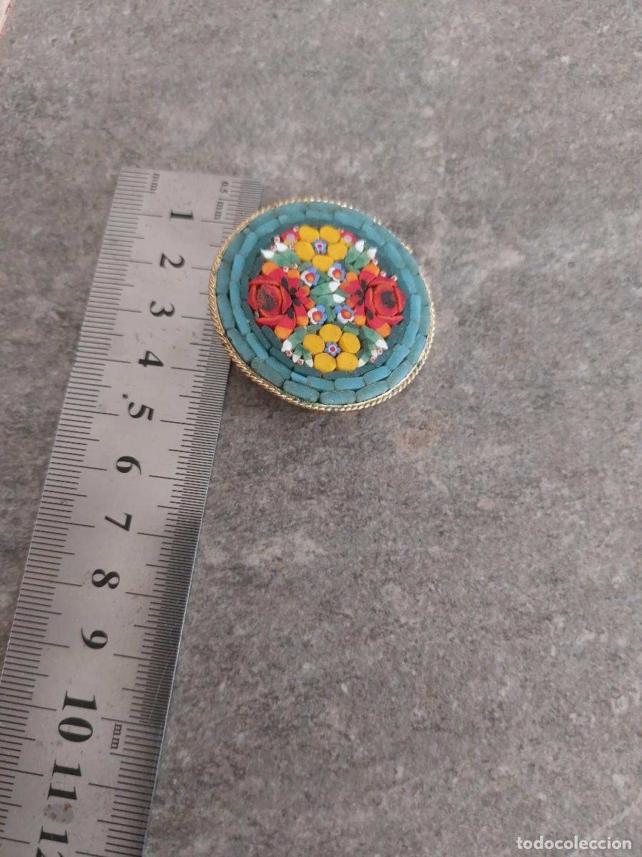 Joyeria: Broche de micromosaico italiano vintage con un dise&ntilde;o floral sobre fondo turquesa