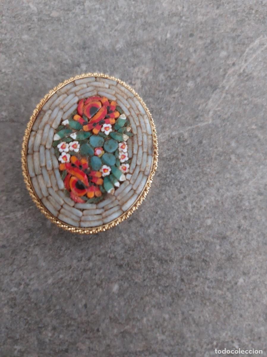 Joyeria: Broche de micromosaico italiano vintage con un Dise&ntilde;o floral y marco dorado.