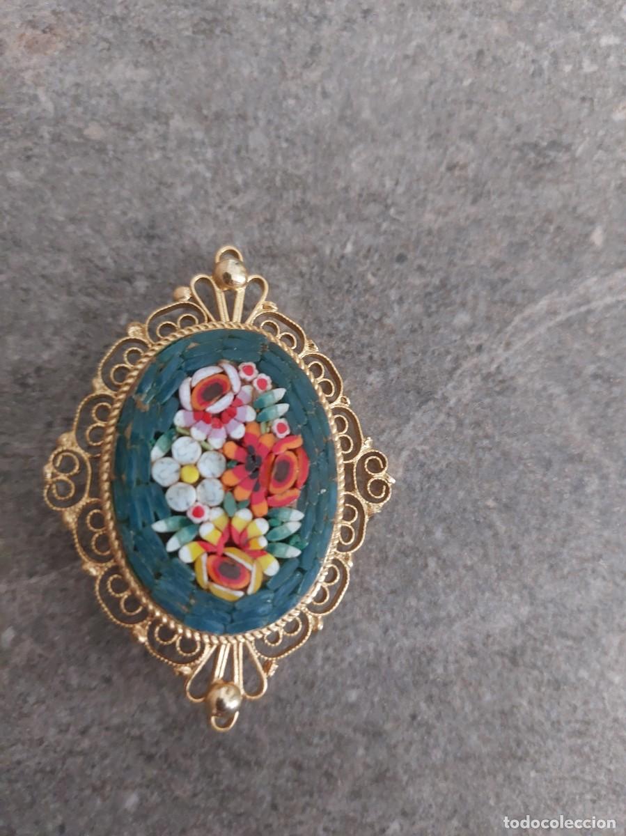 Joyeria: Broche de micromosaico italiano vintage con un Dise&ntilde;o floral y marco dorado - 2.