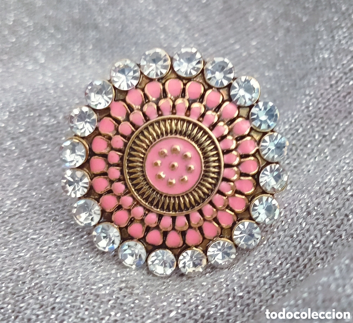 Joyeria: Original anillo dorado con incrustaciones brillantes y esmaltado rosa Ajustable. 3cm di&aacute;m muy bonito